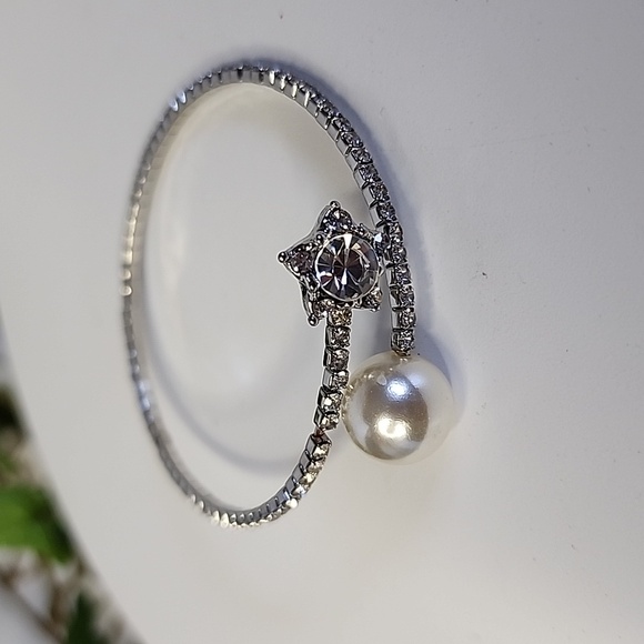 Flexible Crystal Star and Faux Pearl Bangle Bracelet - Picture 1 of 7